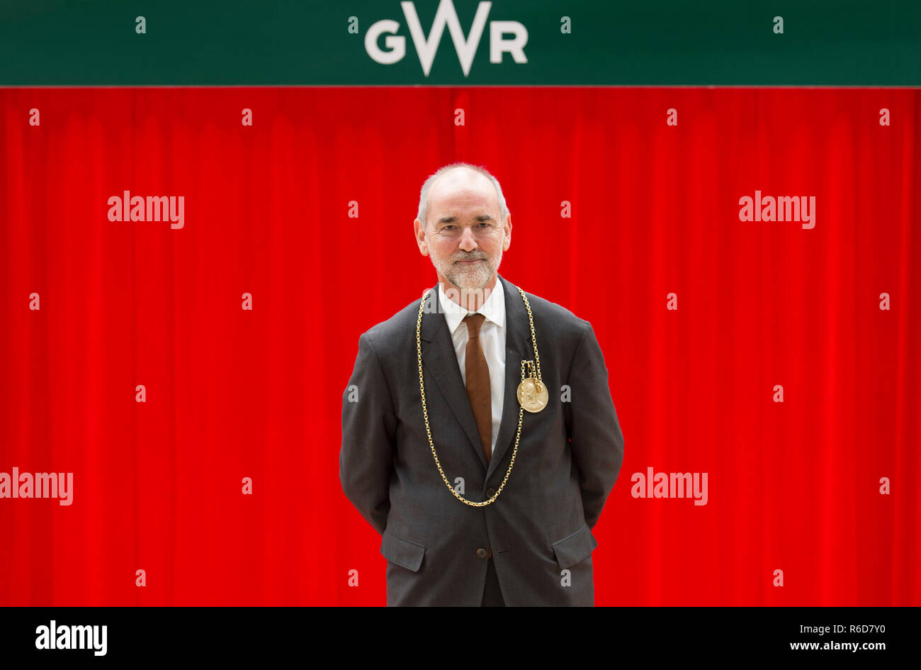 La gare de Paddington, Londres, Royaume-Uni. 5 Décembre, 2018. L'inauguration de l'une des nouvelles du Great Western Railway Trains Intercity Express, dédié à Royal Academy of Arts fondateur et peintre de renommée mondiale, Sir Joshua Reynolds, PRA est annulée le 8 plate-forme à la gare de Paddington, à seulement cinq jours avant la Royal Academy fête son 250e anniversaire le 10 décembre. Le train était en raison d'être dévoilée par Christopher Le Brun, président, Royal Academy of Arts, lors d'une cérémonie spéciale (photo de la cérémonie) mais annulé car le train n'apparaît pas. Credit : Malcolm Park/Alamy Live News. Banque D'Images