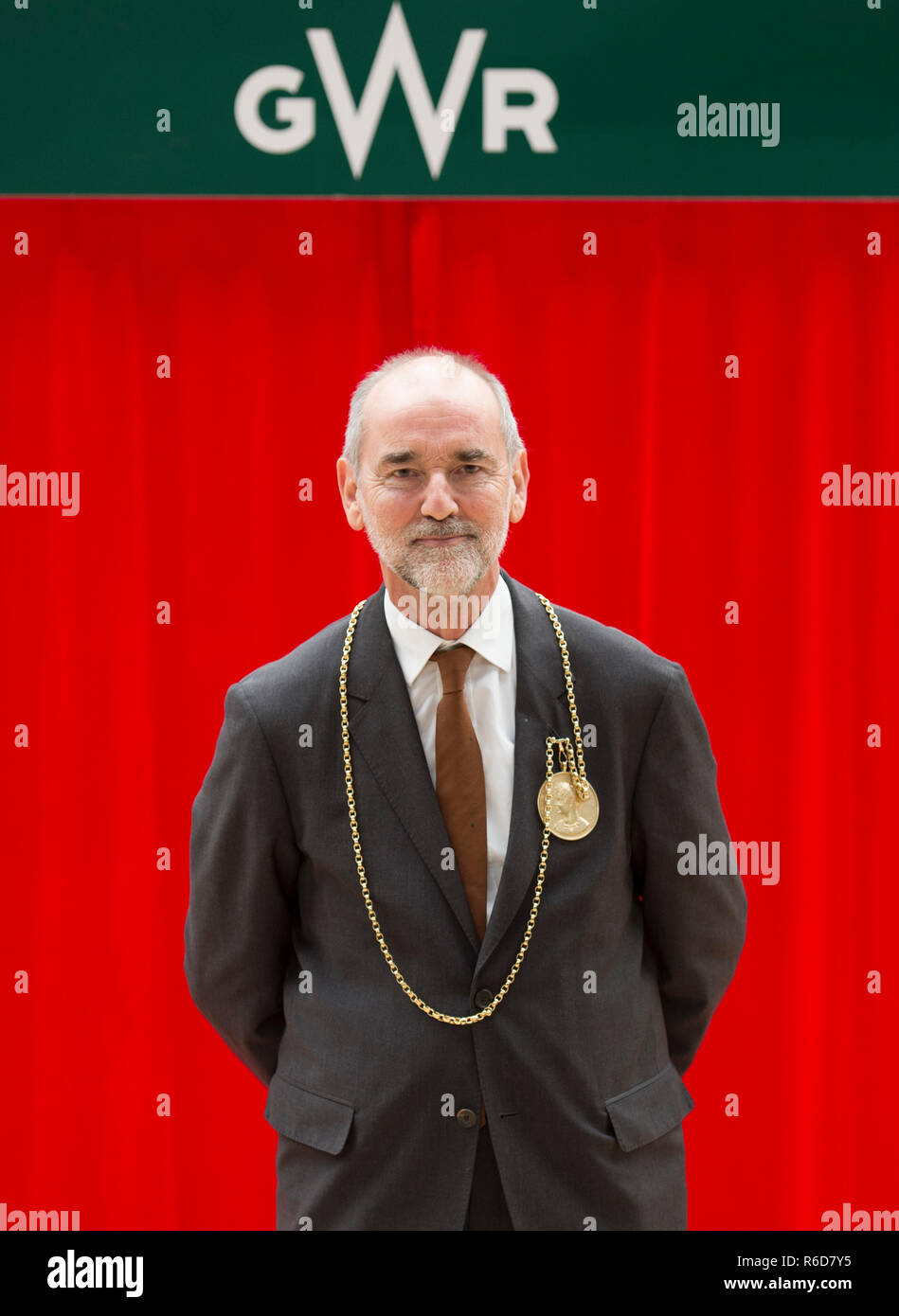 La gare de Paddington, Londres, Royaume-Uni. 5 Décembre, 2018. L'inauguration de l'une des nouvelles du Great Western Railway Trains Intercity Express, dédié à Royal Academy of Arts fondateur et peintre de renommée mondiale, Sir Joshua Reynolds, PRA est annulée le 8 plate-forme à la gare de Paddington, à seulement cinq jours avant la Royal Academy fête son 250e anniversaire le 10 décembre. Le train était en raison d'être dévoilée par Christopher Le Brun, président, Royal Academy of Arts, lors d'une cérémonie spéciale (photo de la cérémonie) mais annulé car le train n'apparaît pas. Credit : Malcolm Park/Alamy Live News. Banque D'Images