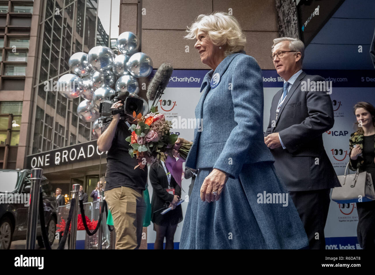 Londres, Royaume-Uni. 5 déc 2018. La duchesse de Cornouailles quitte les bureaux de NO2 Broadgate après avoir assisté à l'ICAP Charity Day annuel. Crédit : Guy Josse/Alamy Live News Banque D'Images