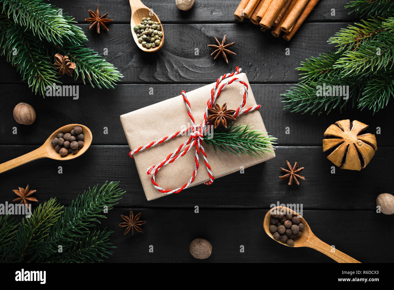 Vintage boîte-cadeau avec décoration de Noël sur fond de bois sombre. Vue d'en haut Banque D'Images