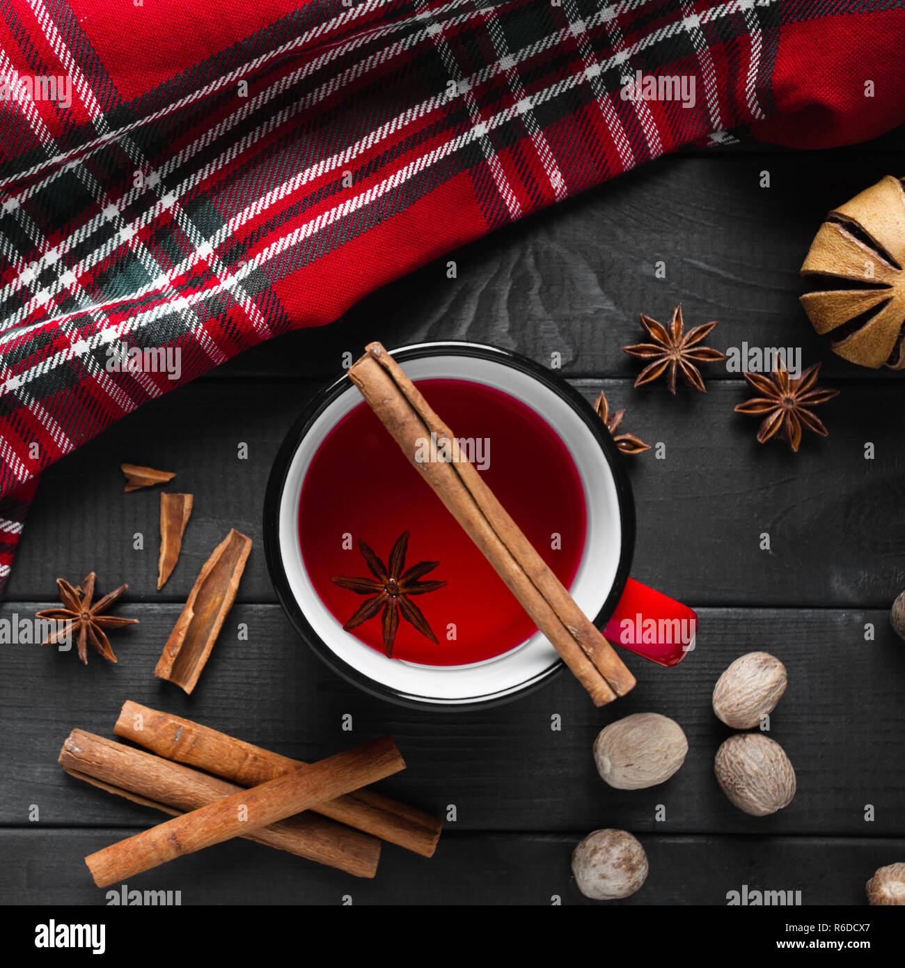 Vin chaud de Noël aux épices dans la tasse rouge sur fond en bois sombre. Banque D'Images