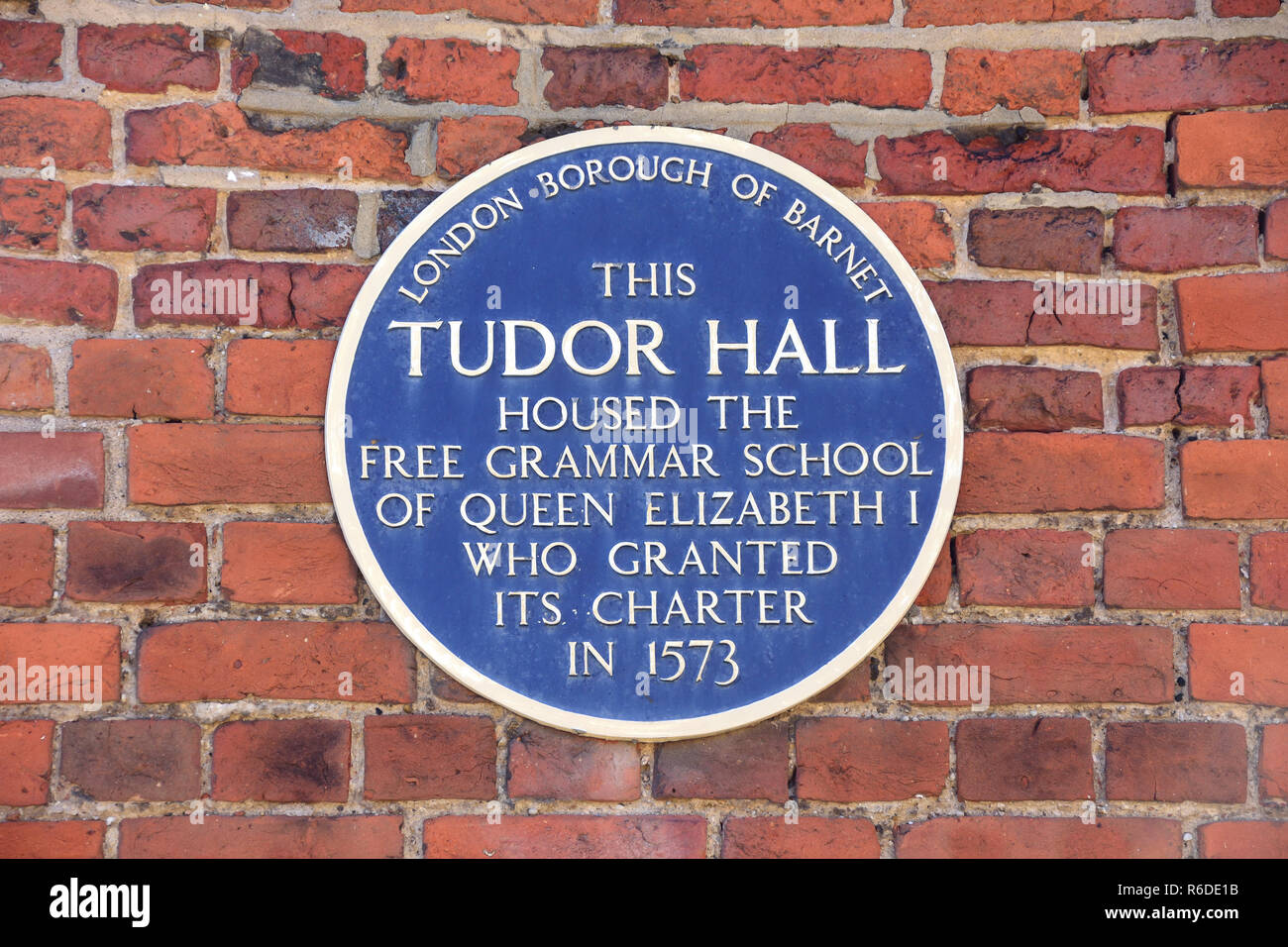 Blue plaque sur Salle Tudor 1573 (ancienne école de grammaire), rue Wood, Barnet, London Borough of Barnet, Greater London, Angleterre, Royaume-Uni Banque D'Images