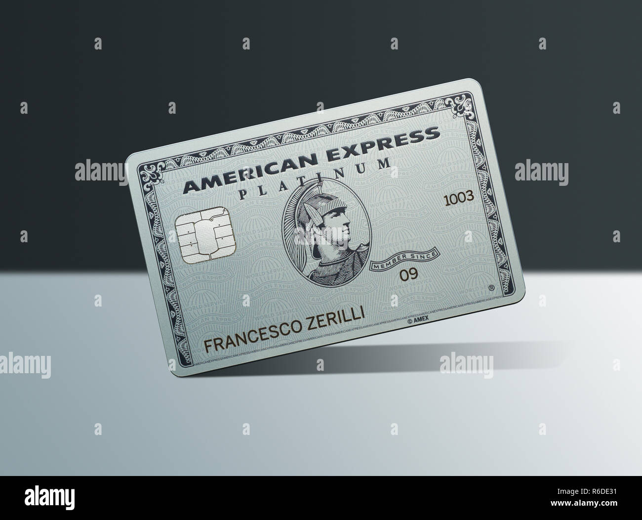 Close up of American Express Platinum card, incliné sur la surface blanche Banque D'Images