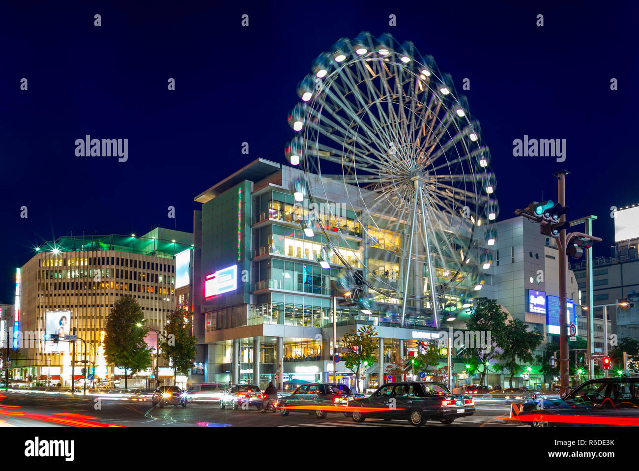 Street View de Nagoya, avec grande roue au Japon Banque D'Images