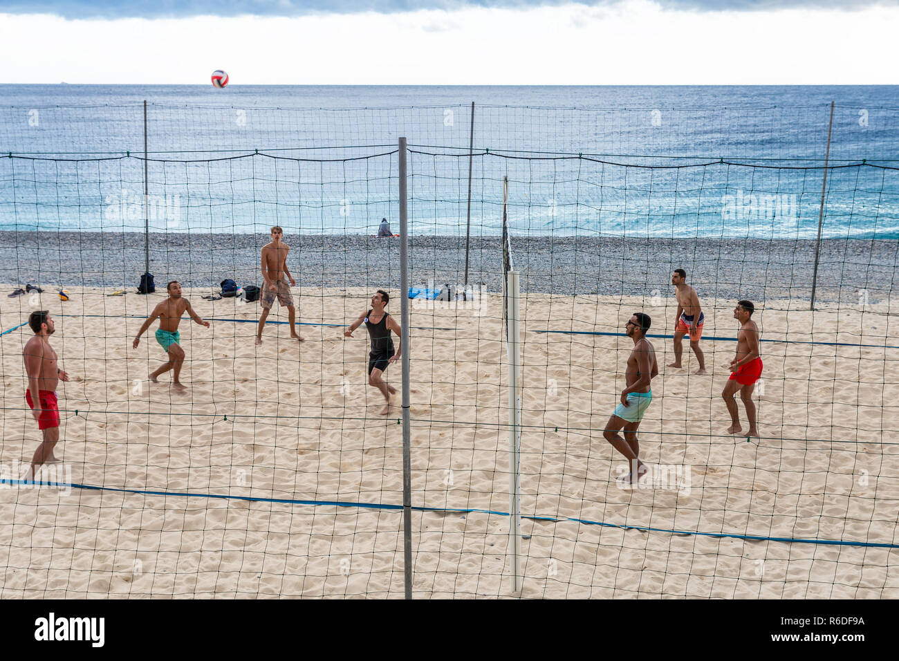 Nice, France - 1 octobre 2018 : Groupe d'hommes jouer au volley-ball intérieur plage méditerranéenne de sable au tribunal de Nice, France. Banque D'Images