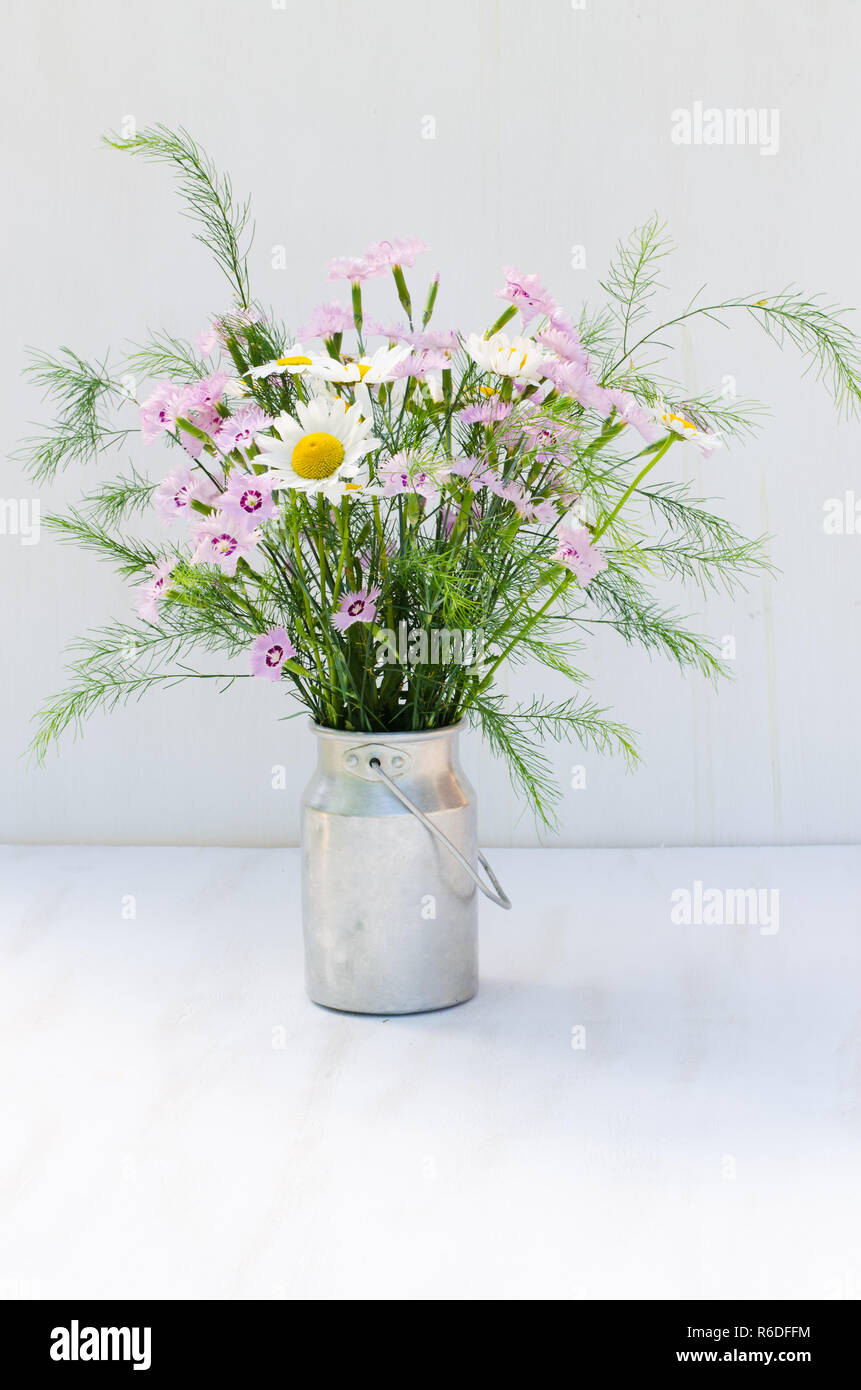 Beau bouquet de fleurs sauvages d'été lumineux. Banque D'Images