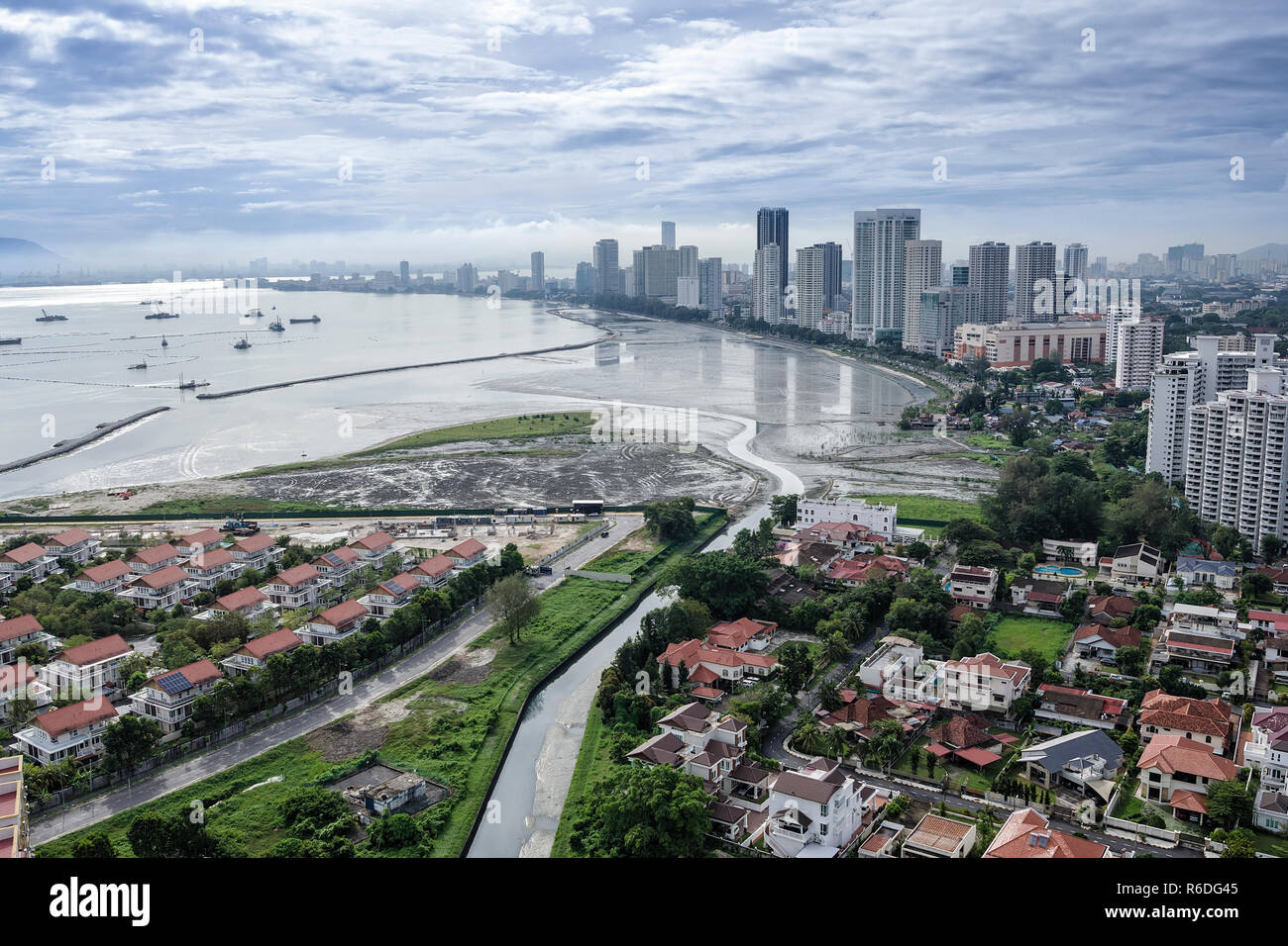 Vue panoramique de Gurney Drive avec les activités de remise en état des terres, Penang, Malaisie - Gurney Drive est une promenade de front populaire à l'intérieur de George Town, Pena Banque D'Images
