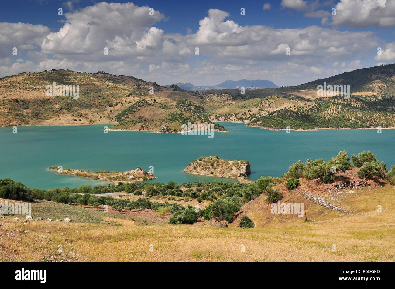 Vue panoramique sur Embalse de Zahara Lac Intérieur, Andalousie, Espagne Banque D'Images