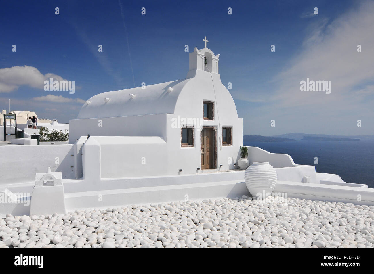 Donnant sur l'Église Grec traditionnel blanchi à la mer Égée, le village d''Oia, Santorin, Cyclades, Grèce, Europe Banque D'Images