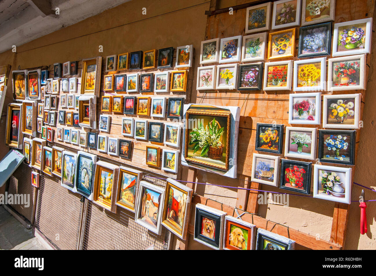Exposition de peintures du commerce sur la rue Pilies Pilies Street est la principale rue commerciale de souvenirs et d'artisanat local à Vilnius, Lituanie Banque D'Images
