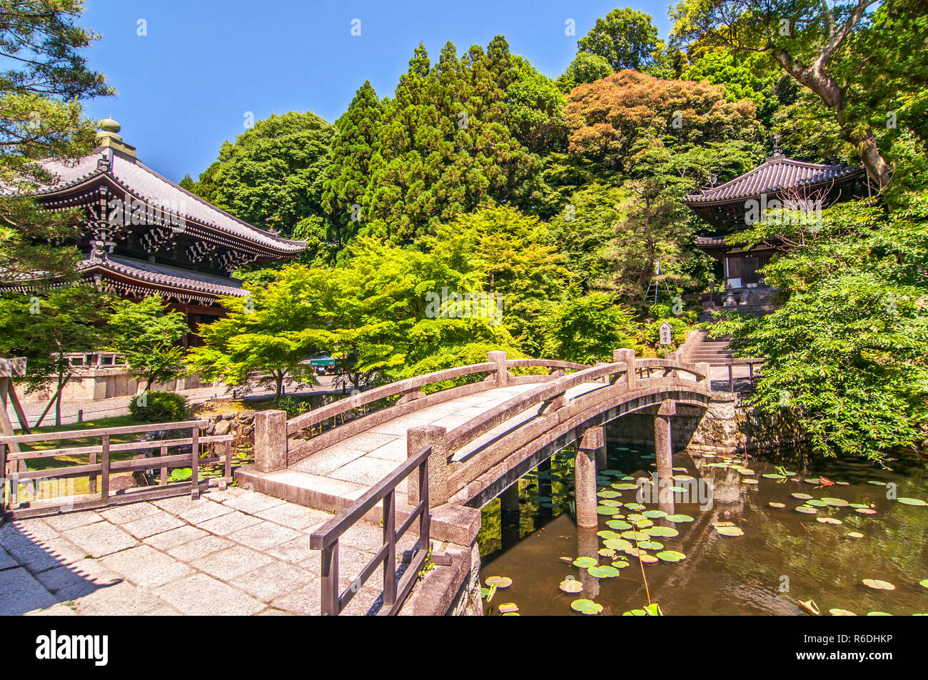 Pont en pierre traditionnelle dans le jardin traversée vers le Chionin Temple de Kyoto, Japon Banque D'Images