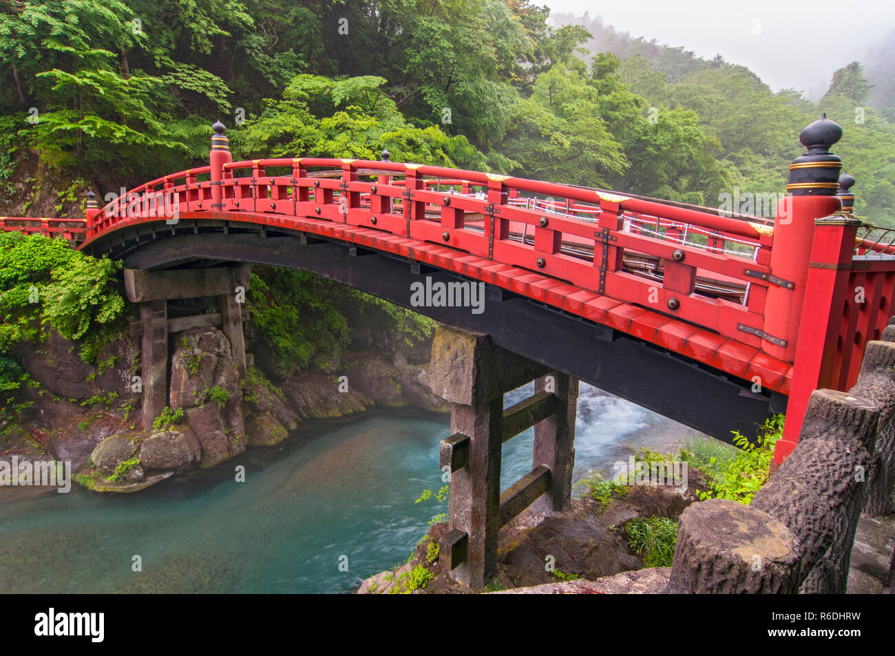 (Pont Shinkyo sacré) se situe à l'entrée de Futarasan Shrine à Nikko, Japon Banque D'Images