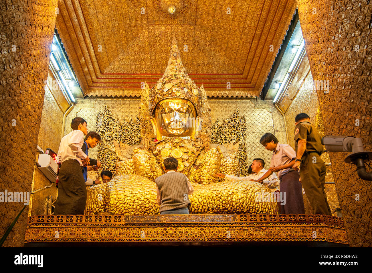 Le peuple du Myanmar vénérée Statue de Bouddha avec le papier d'or au Temple du Bouddha Mahamuni à Mandalay Banque D'Images