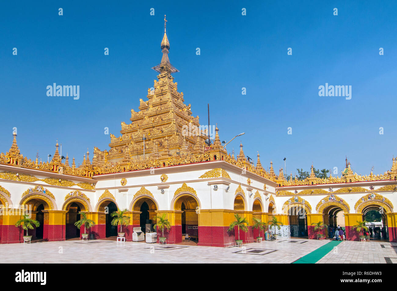 Golden Temple du Bouddha Mahamuni, étonnante architecture des temples bouddhistes à Yangon au Myanmar (Birmanie) Banque D'Images