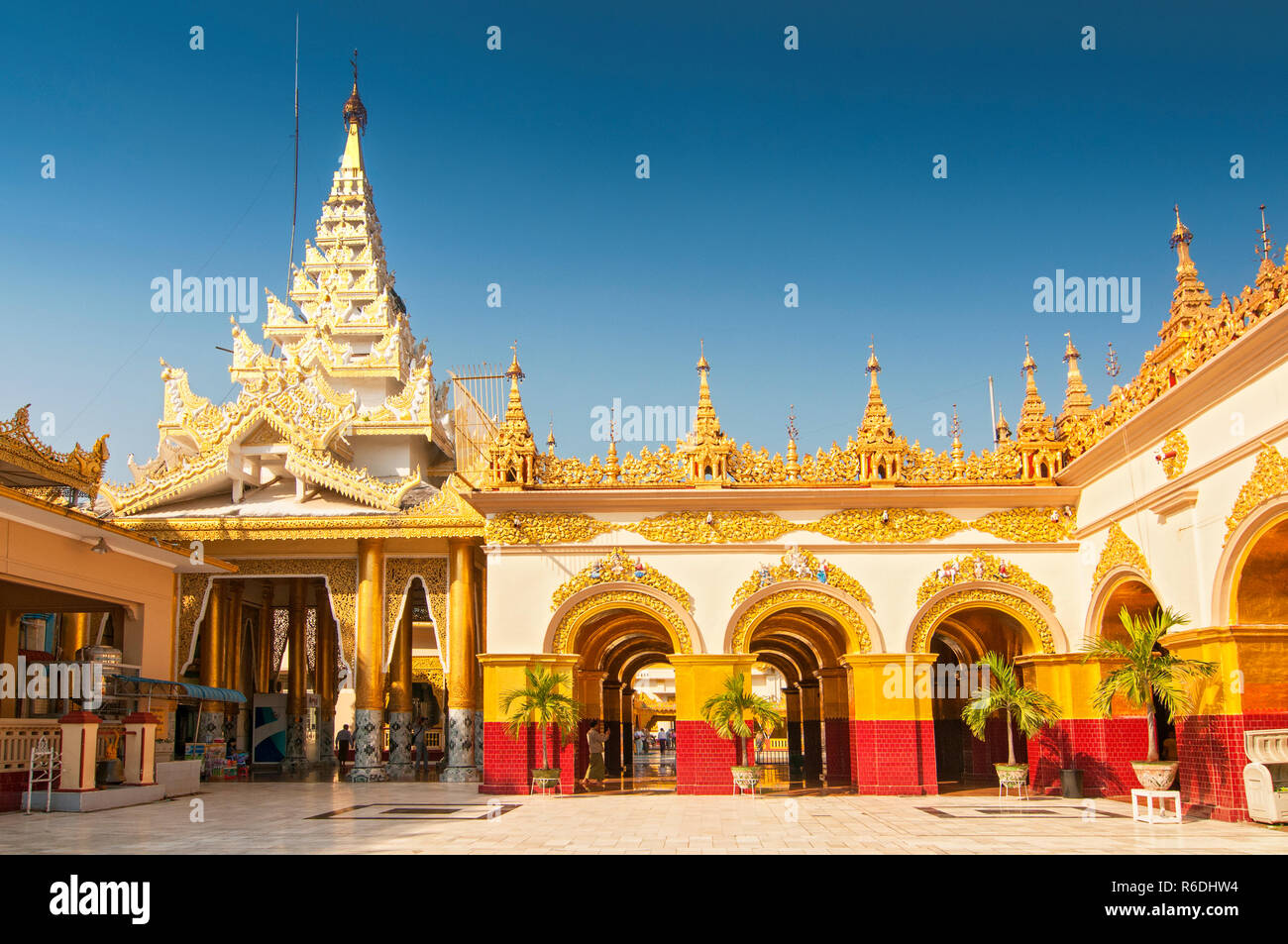 Golden Temple du Bouddha Mahamuni étonnante architecture des temples bouddhistes au Mandalay Myanmar (Birmanie) Banque D'Images