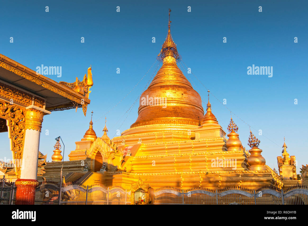 La Pagode Kuthodaw (Mahalawka Marazein), (Royal mérite), est un stupa bouddhiste, à Mandalay, Birmanie (Myanmar), qui contient la plus grande réserve Banque D'Images