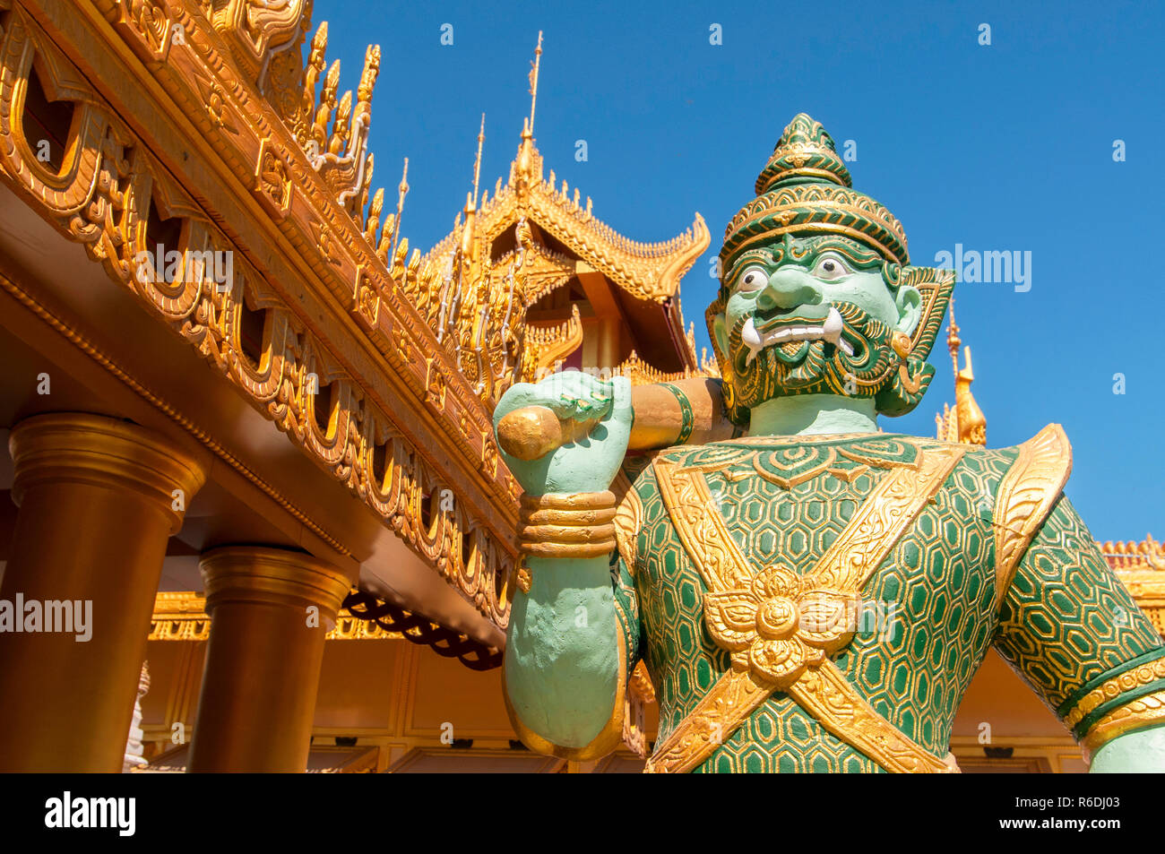 Statue bouddhiste gardien démon vert, la Pagode Kyauktawgyi Au pied de la colline de Mandalay, Myanmar Banque D'Images