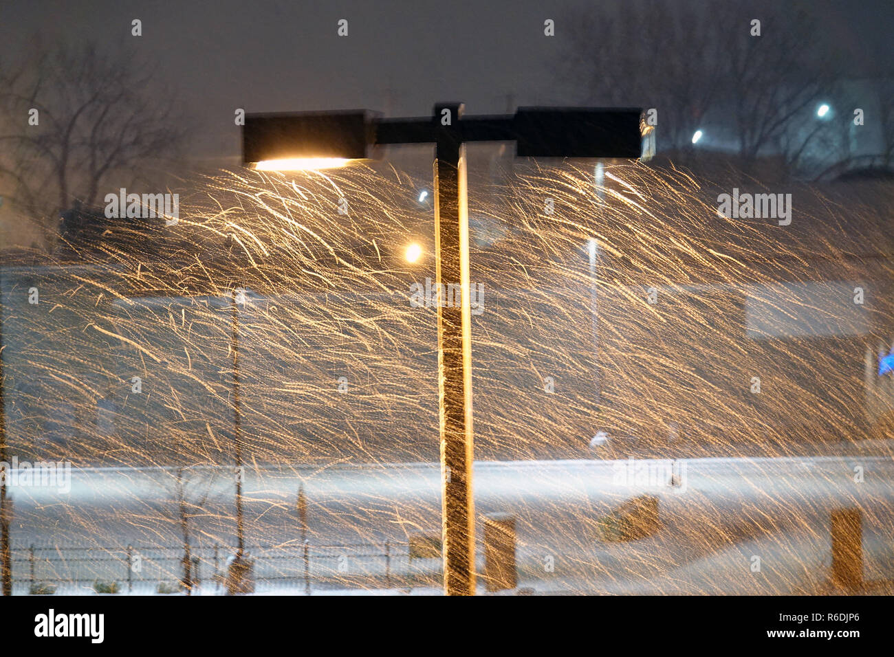 Vue d'un blizzzard à partir d'une chambre d'hôtel d'une tempête hivernale à Green Bay, Wisconsin Banque D'Images