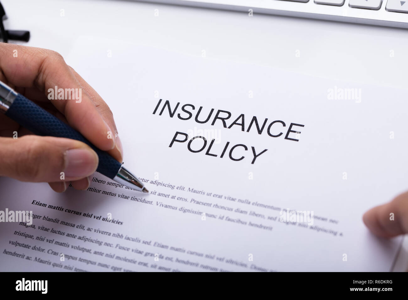 Personne chargée de remplir le formulaire d'assurance Banque D'Images