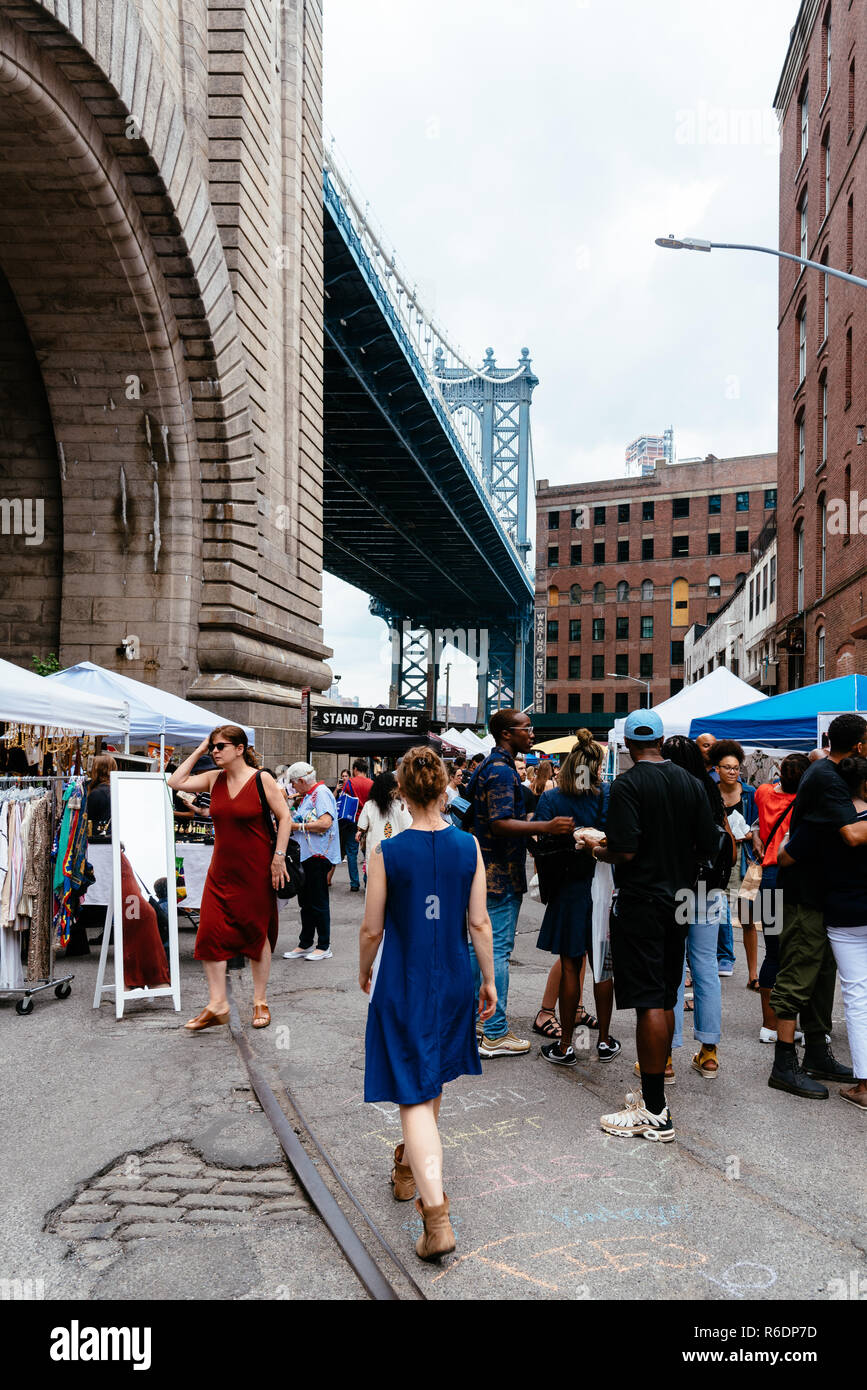 La ville de New York, USA - 24 juin 2018 : Marché aux Puces de Brooklyn  dans DUMBO. Il comprend les vendeurs de meubles, objets de collection et  d'antiquités, de bijoux, d'art