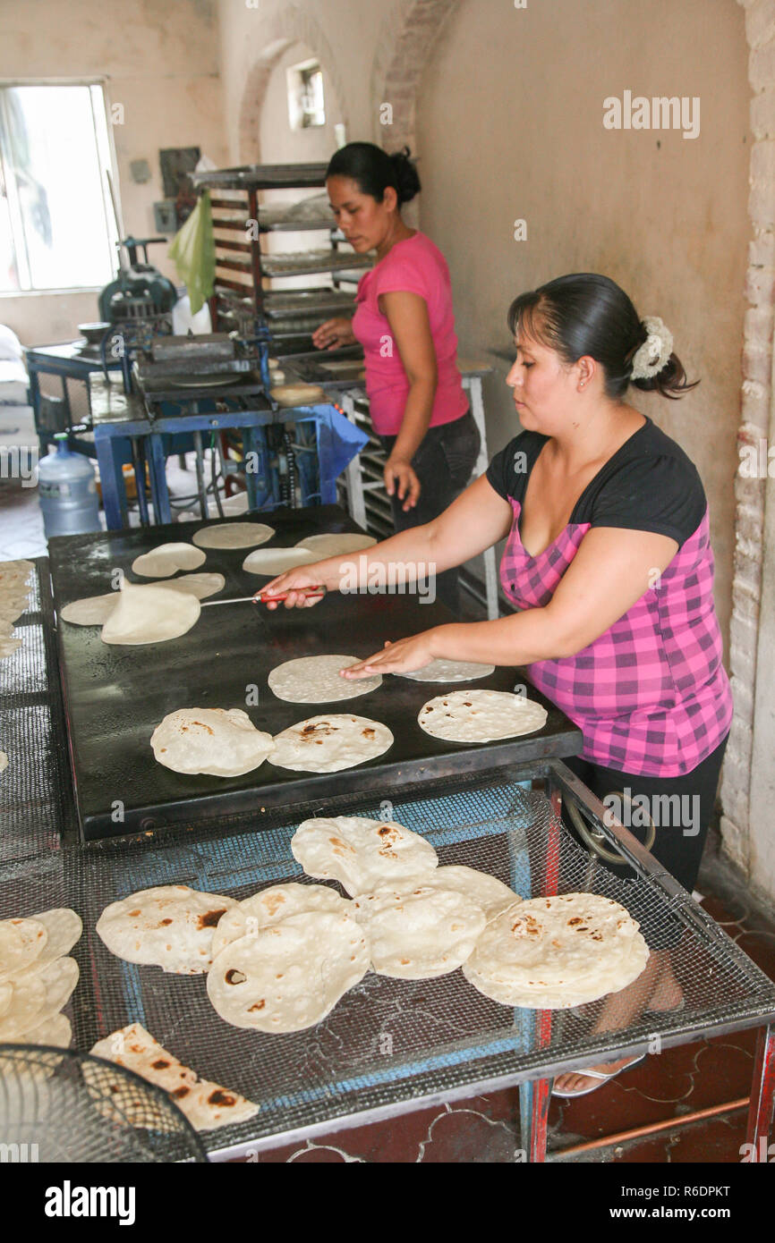 SAN JOSE DEL CABO, MEXIQUE - Mars 16, 2012 : Des femmes de faire des tortillas faites maison dans une petite boulangerie à San Jose del Cabo, Mexique Banque D'Images