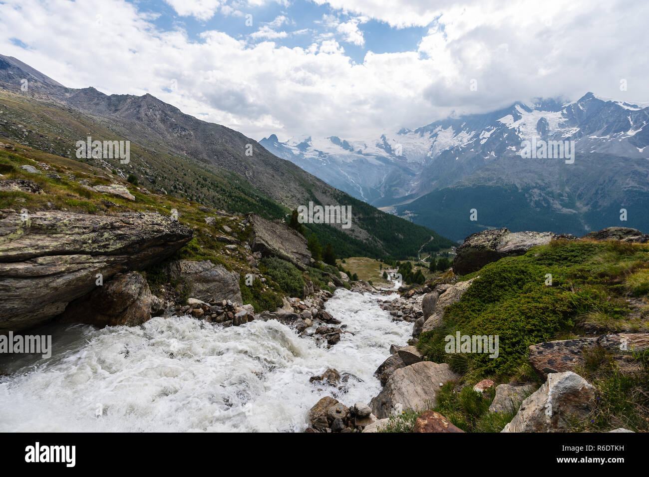 Une rivière en cascade au flanc de la montagne au-dessus de Saas Grund, Valais, Suisse. Banque D'Images