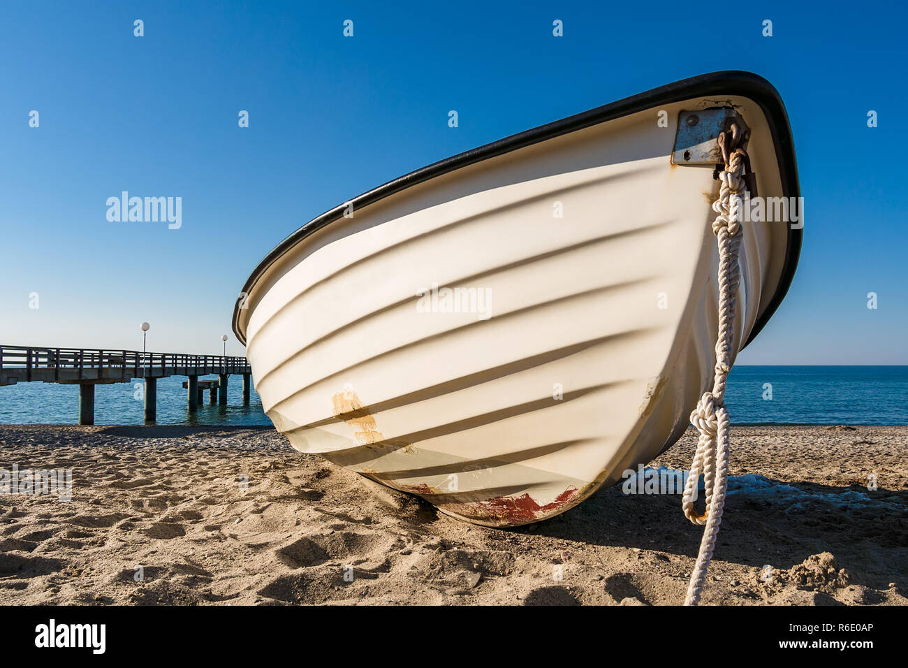 Un bateau de pêche sur la plage de la mer Baltique Banque D'Images