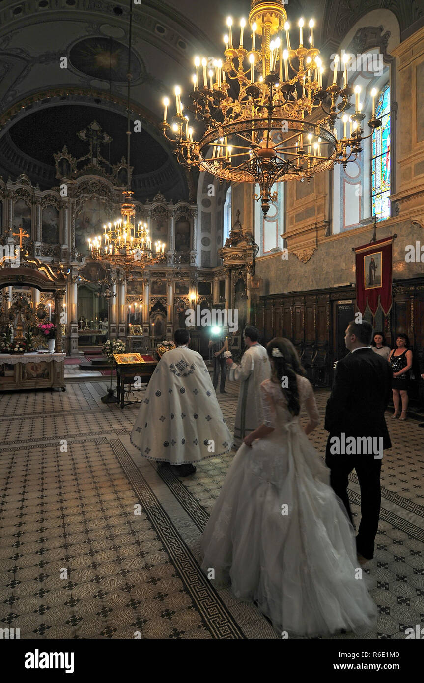 Mariage Dans la cathédrale orthodoxe de Saint George à Novi Sad Serbie Banque D'Images
