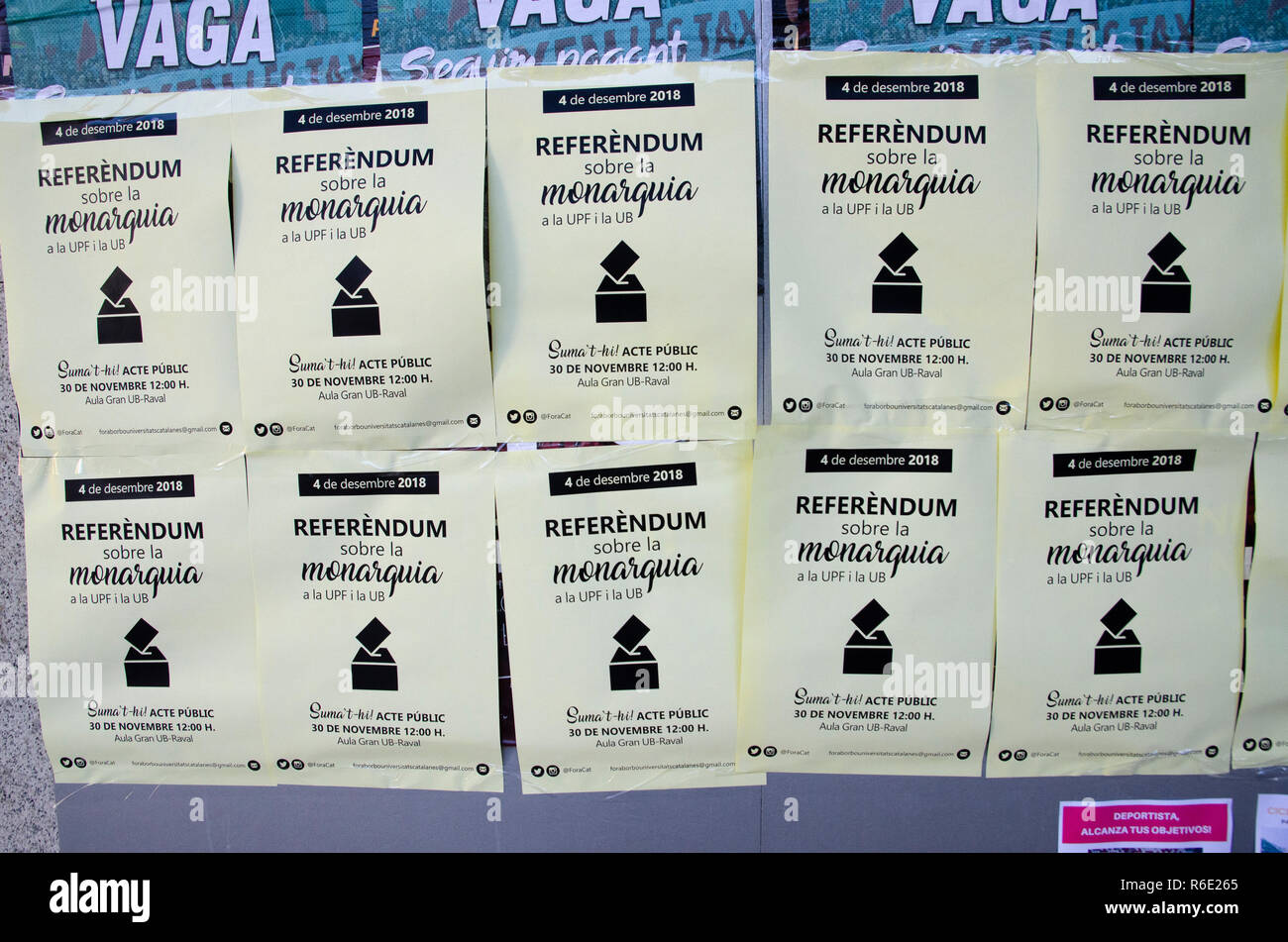 Plusieurs affiches annonçant la journée du référendum sont vus à l'Université Pompeu Fabra. Dans certaines des universités catalanes, un référendum sur la monarchie espagnole est célébrée aujourd'hui. Tout au long de la journée, les élèves, le personnel enseignant et les travailleurs des universités seront en mesure de choisir s'ils sont en faveur de l'abolition de la monarchie et l'établissement d'une république. Banque D'Images