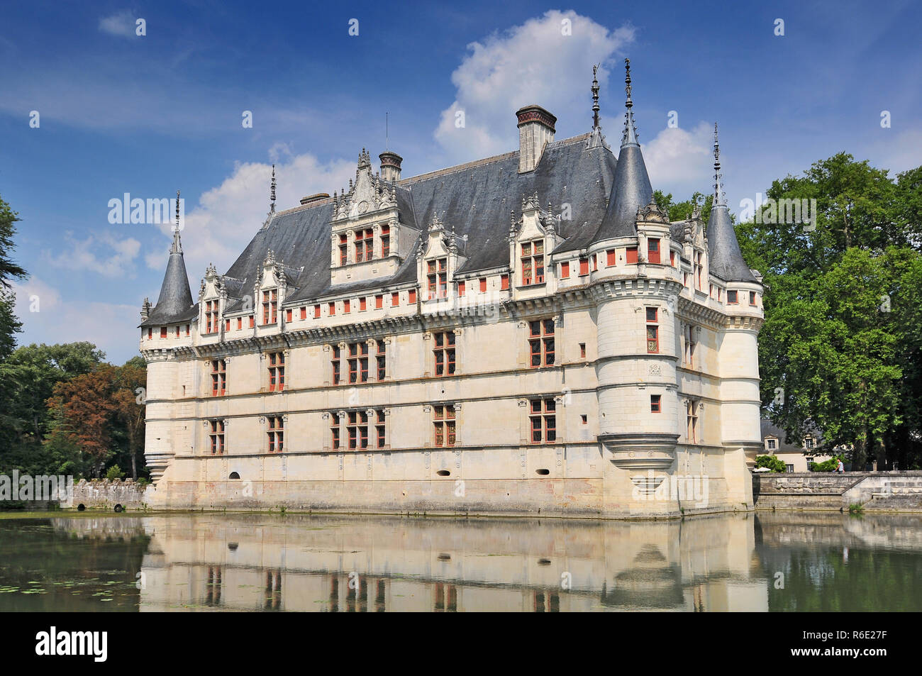 Chateau D'Azay-Le-Rideau et réflexion paisible C'est l'un des premiers châteaux de la Renaissance française et liste en tant que site du patrimoine mondial de l'UNESCO Banque D'Images