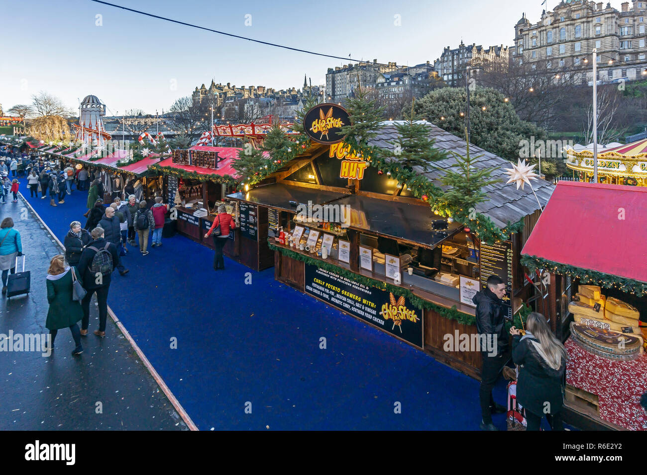 Les étals du marché de Noël 2018 à Édimbourg, dans les jardins de Princes Street Edinburgh Scotland UK Banque D'Images