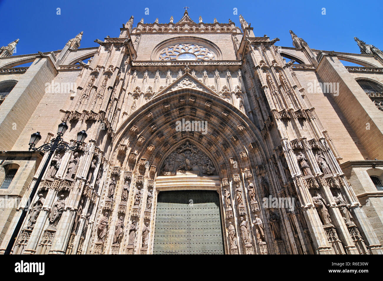Porte de l'Assomption (Espagnol : Puerta De La Asuncion) de la Cathédrale de Séville en Espagne, principal portail de la façade ouest Banque D'Images