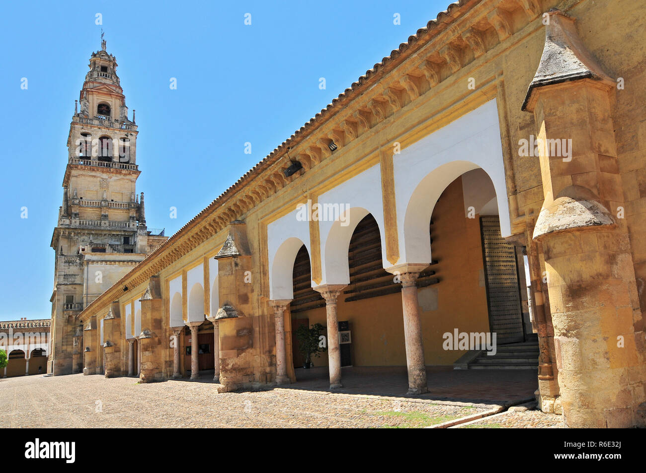 Cordoba Espagne Alminar Tour de la Mezquita La Grande Mosquée vu de l'intérieur de Patio de los Naranjos Banque D'Images