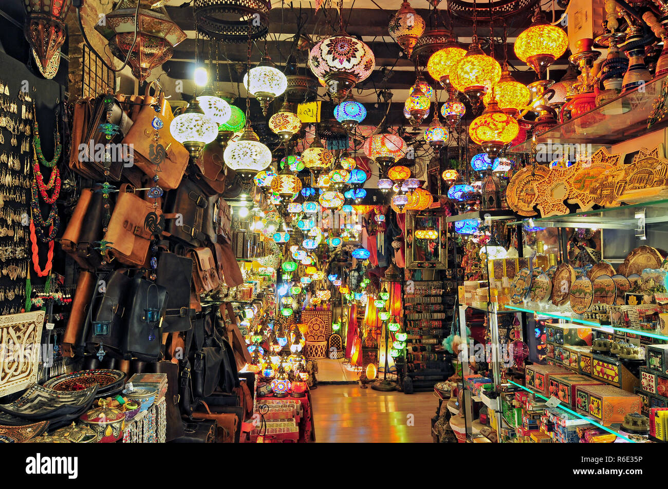 Magasin de souvenirs à grenade Banque de photographies et d'images à haute  résolution - Alamy