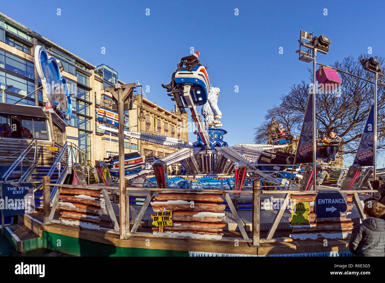 Le swing Yeti à Édimbourg's Christmas 2018 dans les jardins de Princes Street Edinburgh Scotland UK Banque D'Images