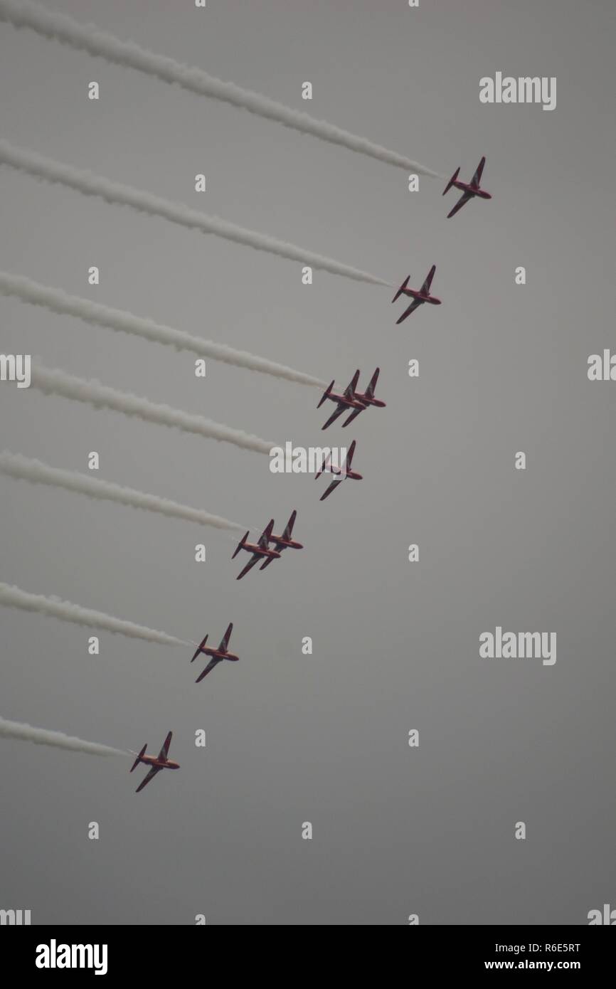 Les flèches rouges, l'équipe de voltige aérienne de la Royal Air Force. L'affichage à Sidmouth Regatta 2018, Moody contre un ciel gris. L'est du Devon, Royaume-Uni. Banque D'Images