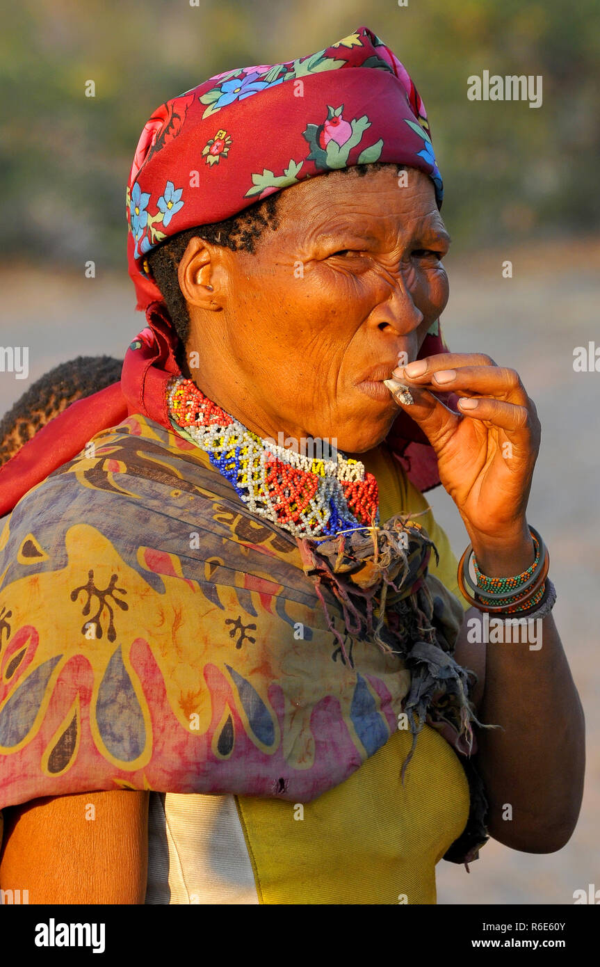 San (Bushman) Femme Cigarette dans le désert du Kalahari à Ghanzi, Botswana Banque D'Images