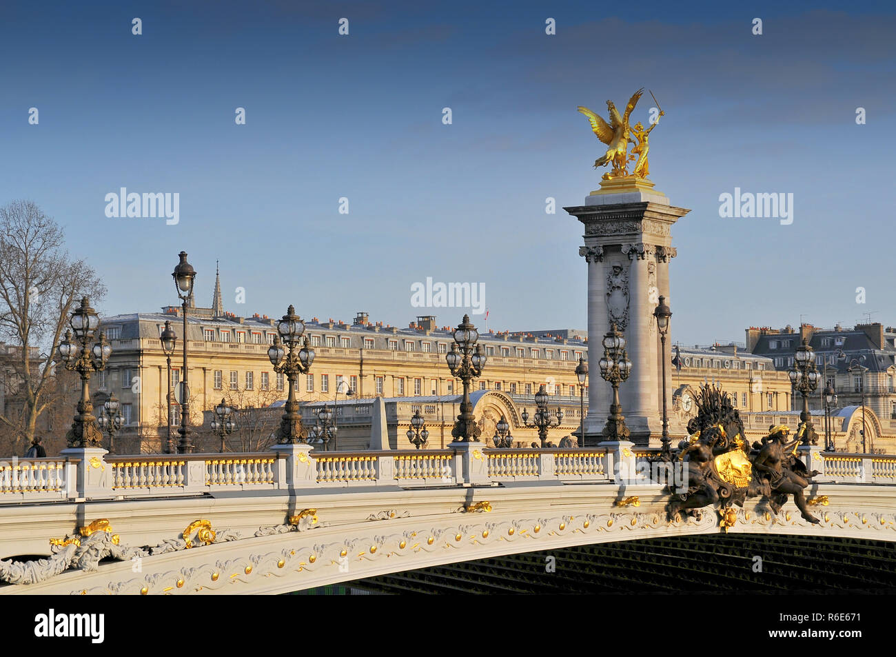Pont Alexandre III pont enjambant la rivière Seine décoré avec des lampes et des sculptures Art nouveau c'est la plus extravagante Pont de Paris, Banque D'Images