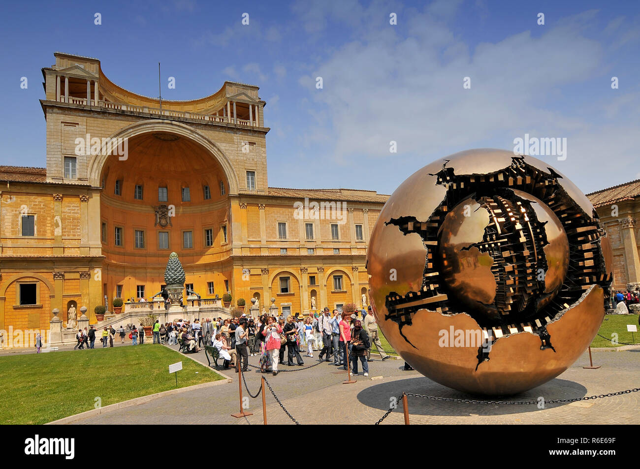 Dans Sphère Sphère en cour de la pomme de pin au Musées du Vatican, Italie Banque D'Images