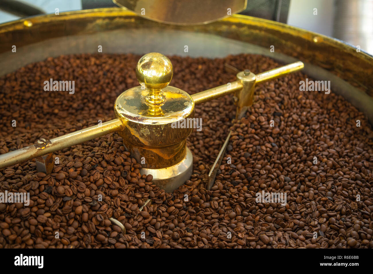 Libre de café biologique étant haricots rôtis dans une petite maison rôti Banque D'Images