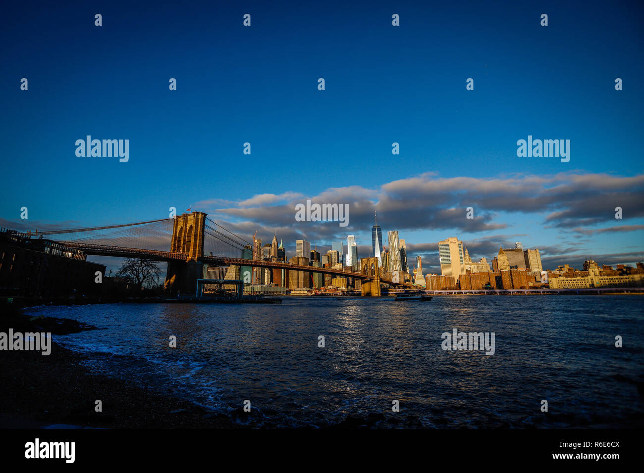 Voir l'île de Manhattan et le pont de Brooklyn à New York aux États-Unis ce mardi, 04. (PHOTO : WILLIAM VOLCOV/BRÉSIL PHOTO PRESSE) Banque D'Images