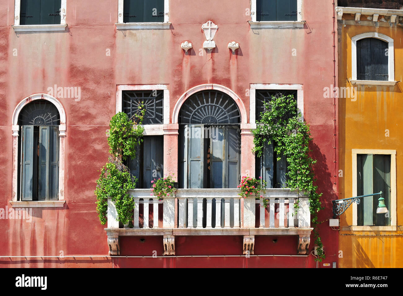Balcon dans un ancien bâtiment vénitien, Italie Banque D'Images
