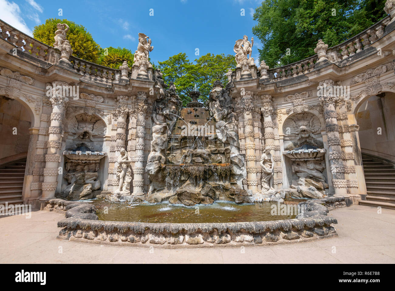 Fontaine ornementale baignoire (Nymphenbad les nymphes) dans le palais Zwinger à Dresde, Allemagne Banque D'Images