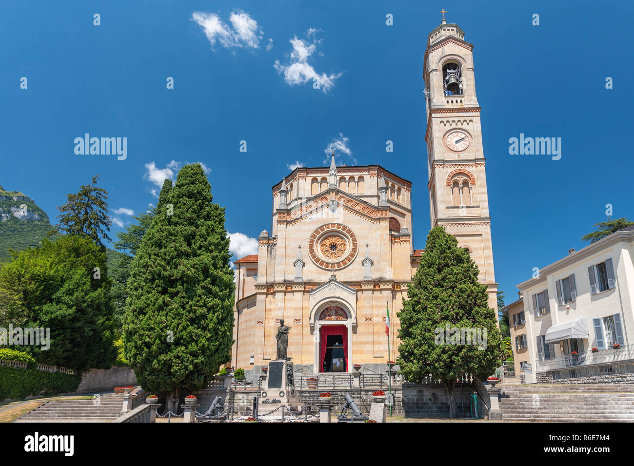 L'église paroissiale de Saint Lorenzo à Tremezzo, Lac de Côme, Italie Banque D'Images