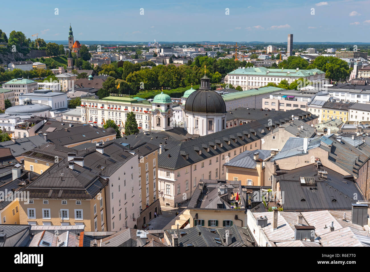 Vue sur le quartier Neustadt avec dôme de Dreifaltigkeitskirche Eglise Sainte Trinité, et de la rue Priesterhausgasse, Salzburg Kapuzinerberg Au Banque D'Images