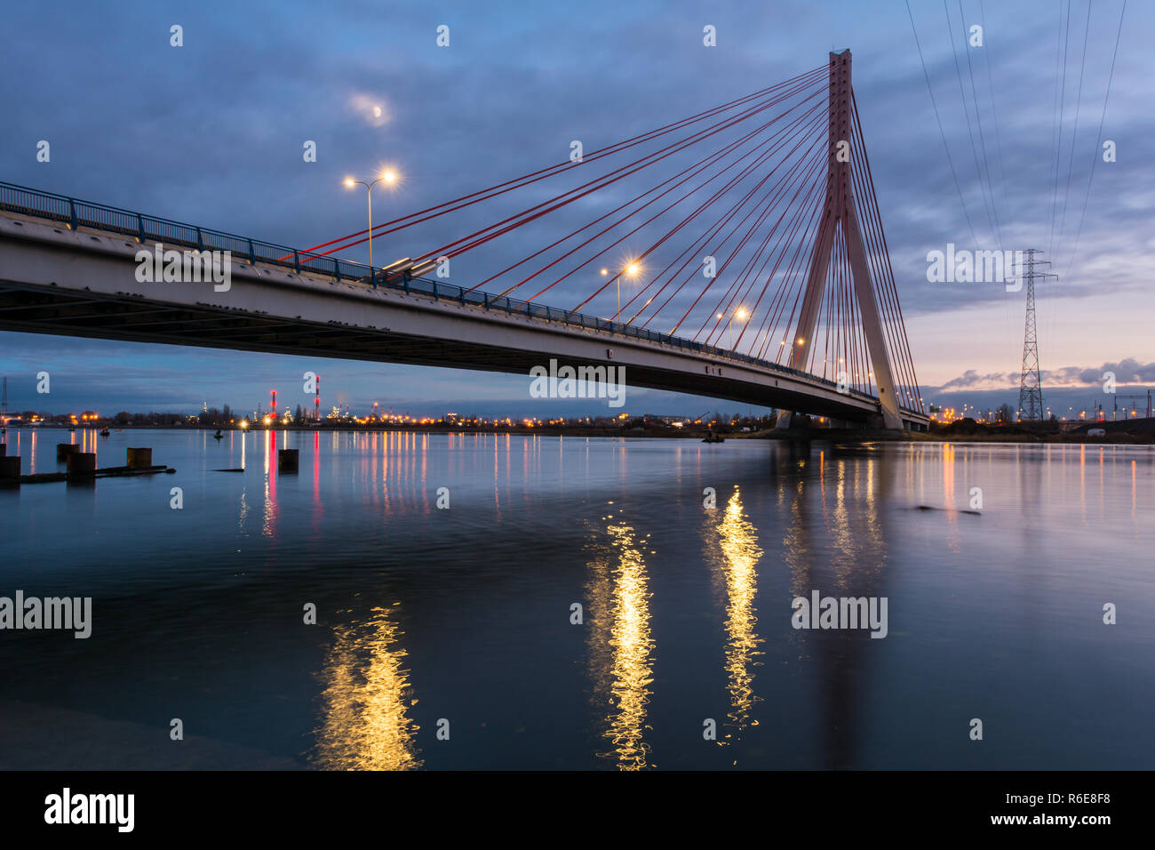 Pont sur haubans Martwa Wisla river au crépuscule à Gdansk. Pologne Europe Banque D'Images