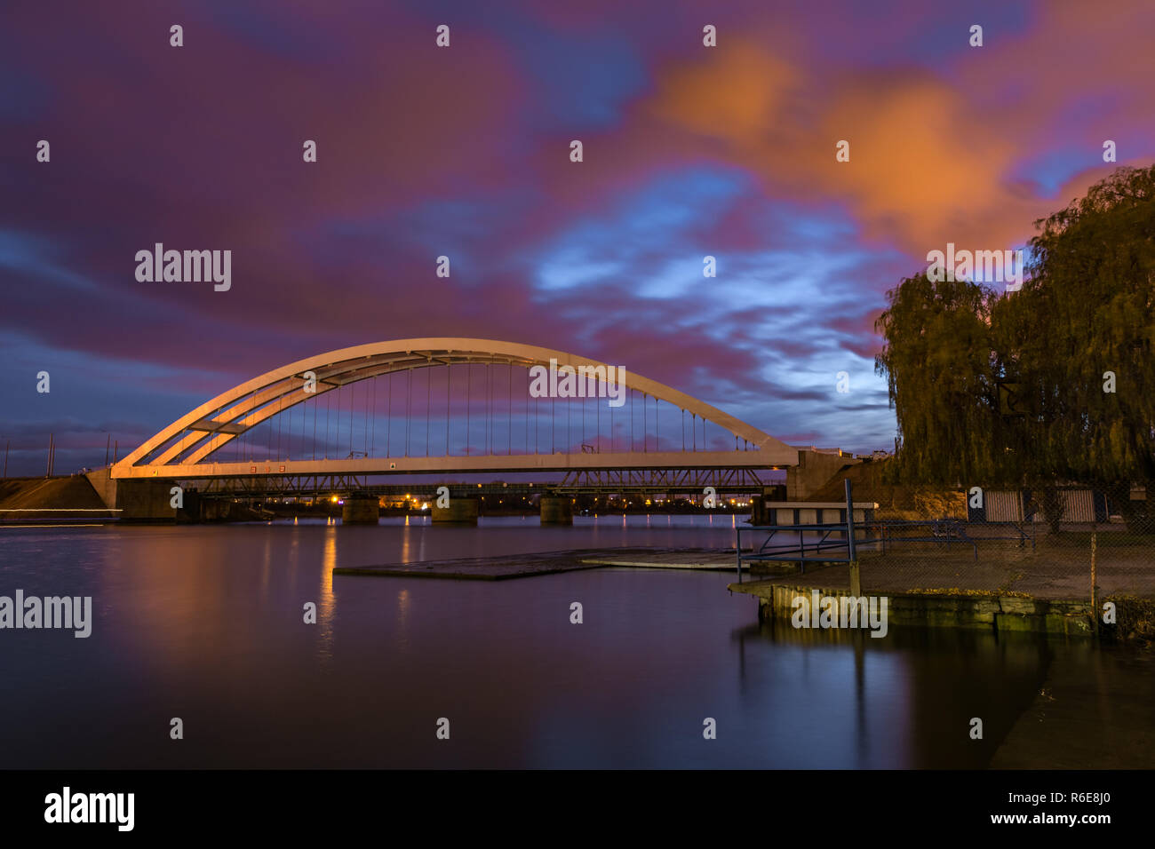 Pont ferroviaire sur la rivière Martwa Wisla la nuit à Gdansk. Pologne L'Europe. Banque D'Images