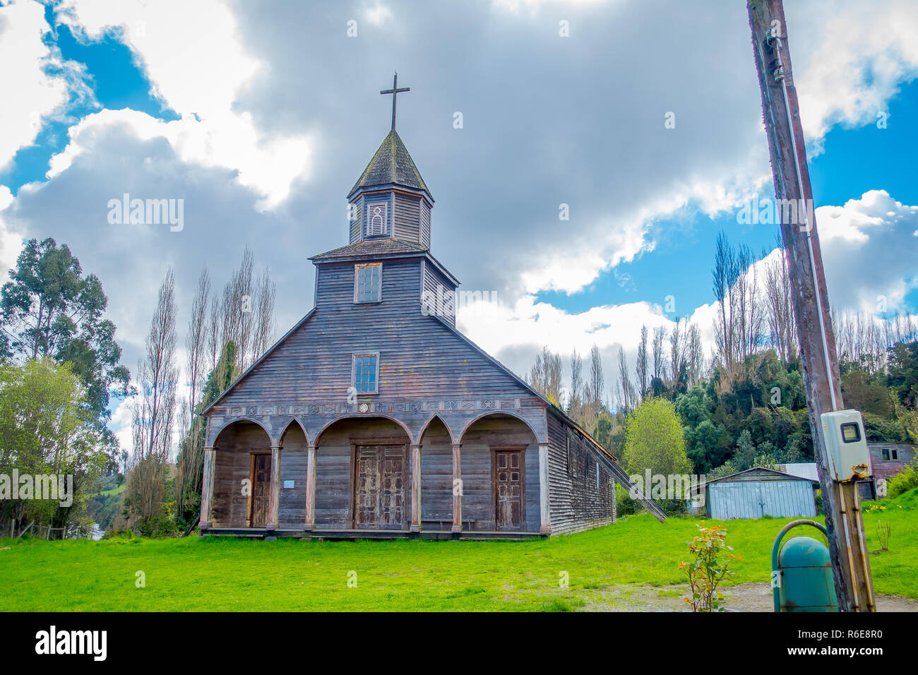 Chiloé, Chili - 27 septembre, 2018 : vue extérieure de l'église, l'un de quinchao world heritage églises en bois situé à l'île de Chiloé, au sud du Chili en belle journée ensoleillée avec fond de ciel bleu Banque D'Images