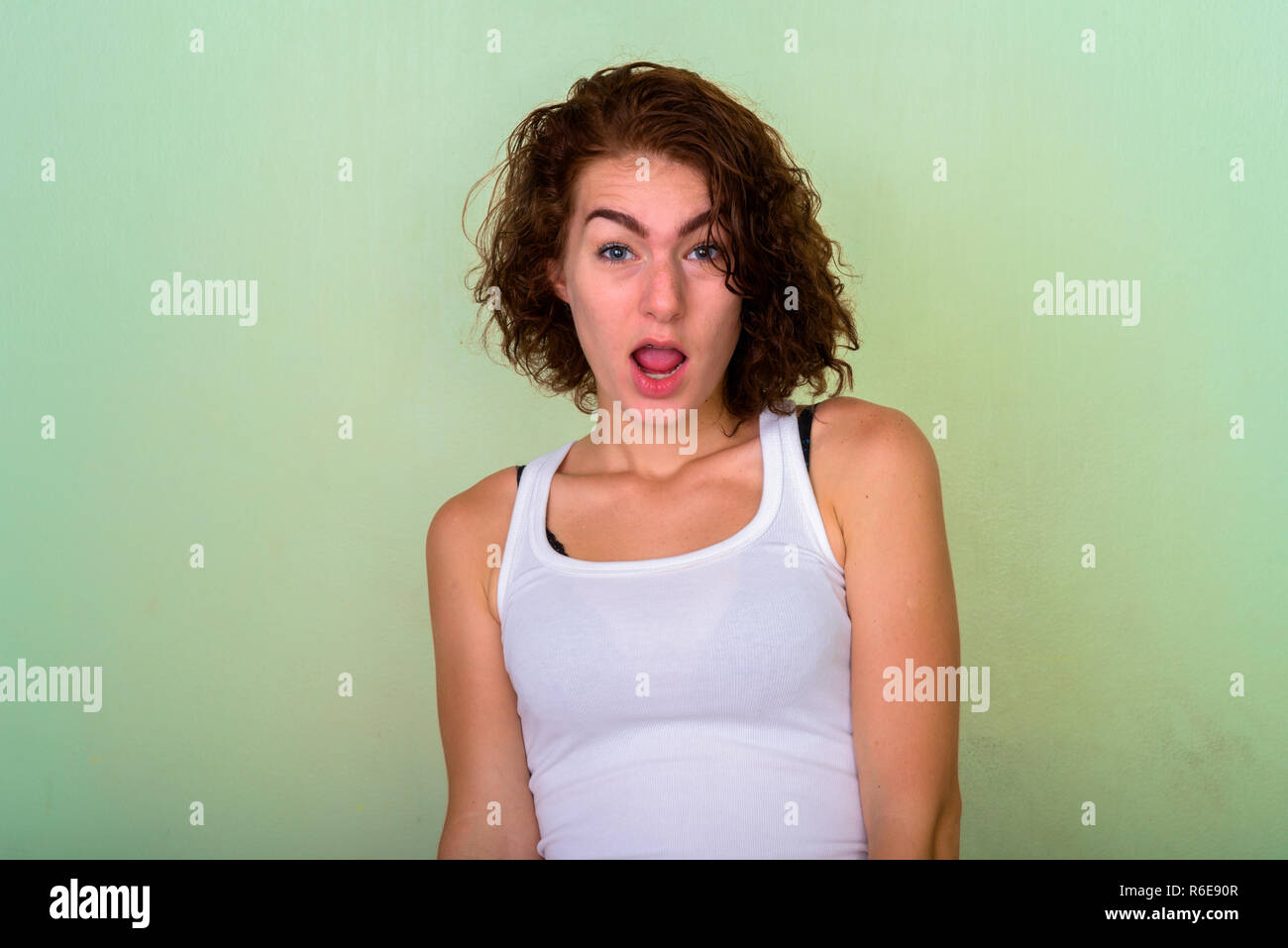 Close up of teenage girl looking choqué contre green Banque D'Images