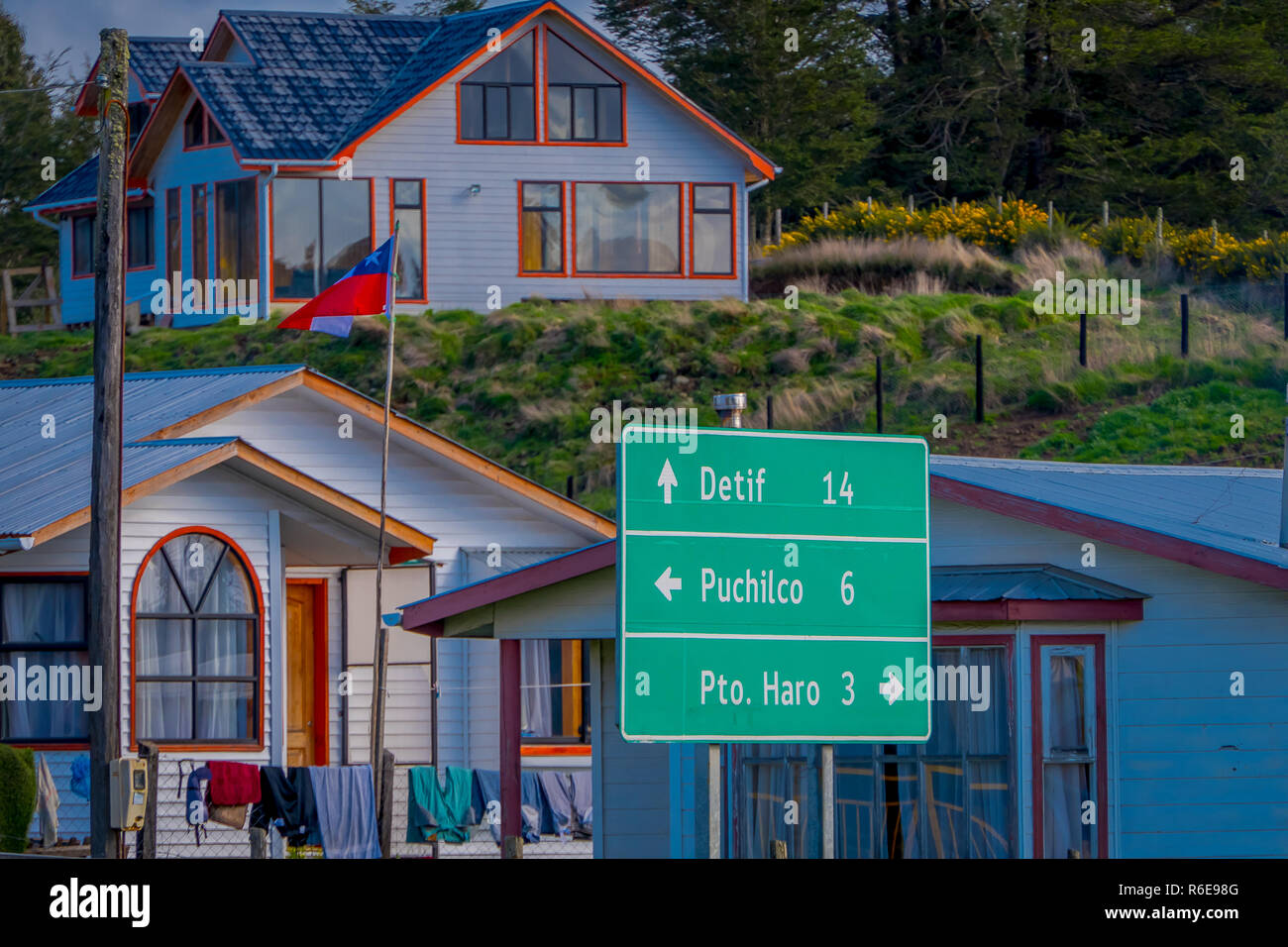Chiloé, Chili - 27 septembre, 2018 : Piscine en plein air avec quelques signe informatif métallique des bâtiments en bois derrière sur l'île de Chiloé Banque D'Images